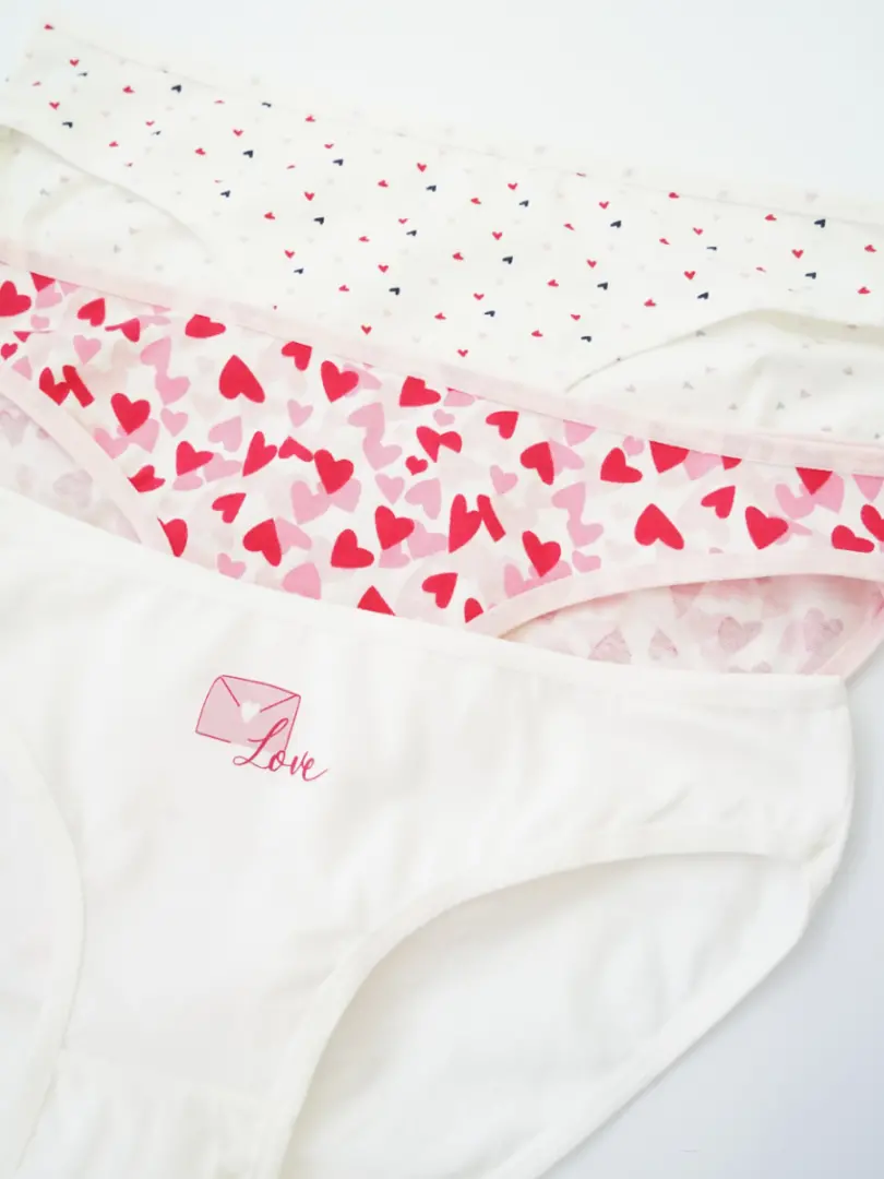 Chiloți cu inimioare pentru femei