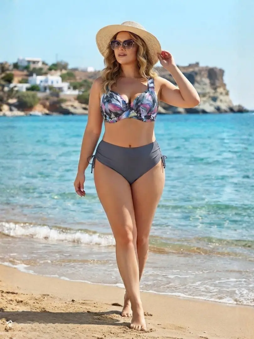 Costum de baie cu sutien mai mare și slipi mai mici