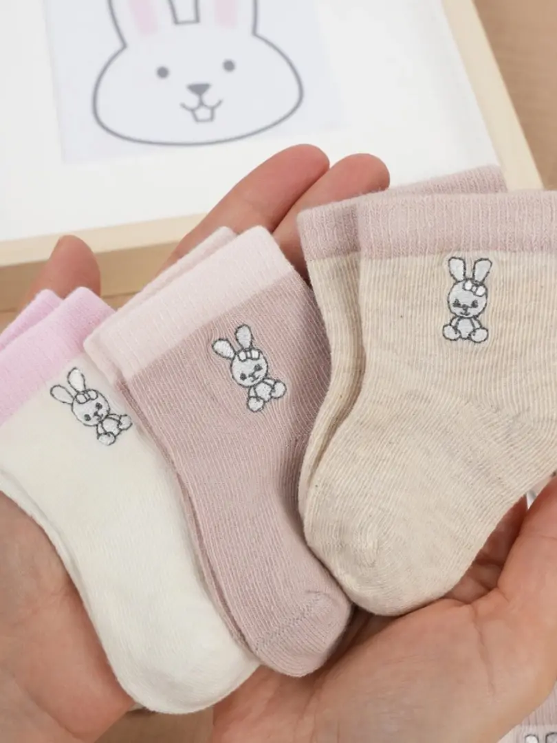 Șosete din bumbac cu iepuraș brodat pentru bebeluși
