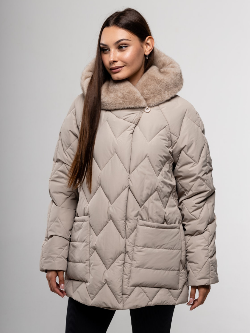 Зимняя куртка с меховым капюшоном