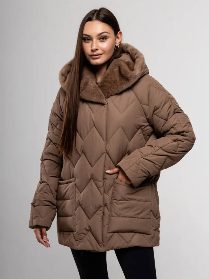 Geacă elegantă cu glugă cu blană