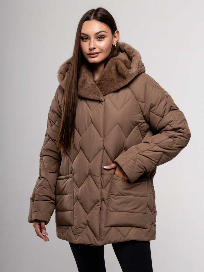 Стильная куртка с меховым капюшоном