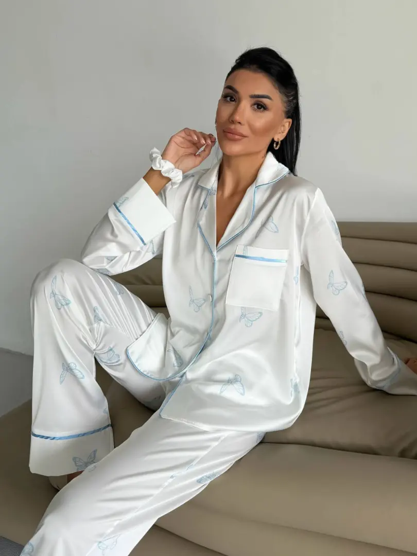 Pijama satinata elegantă cu fluturași