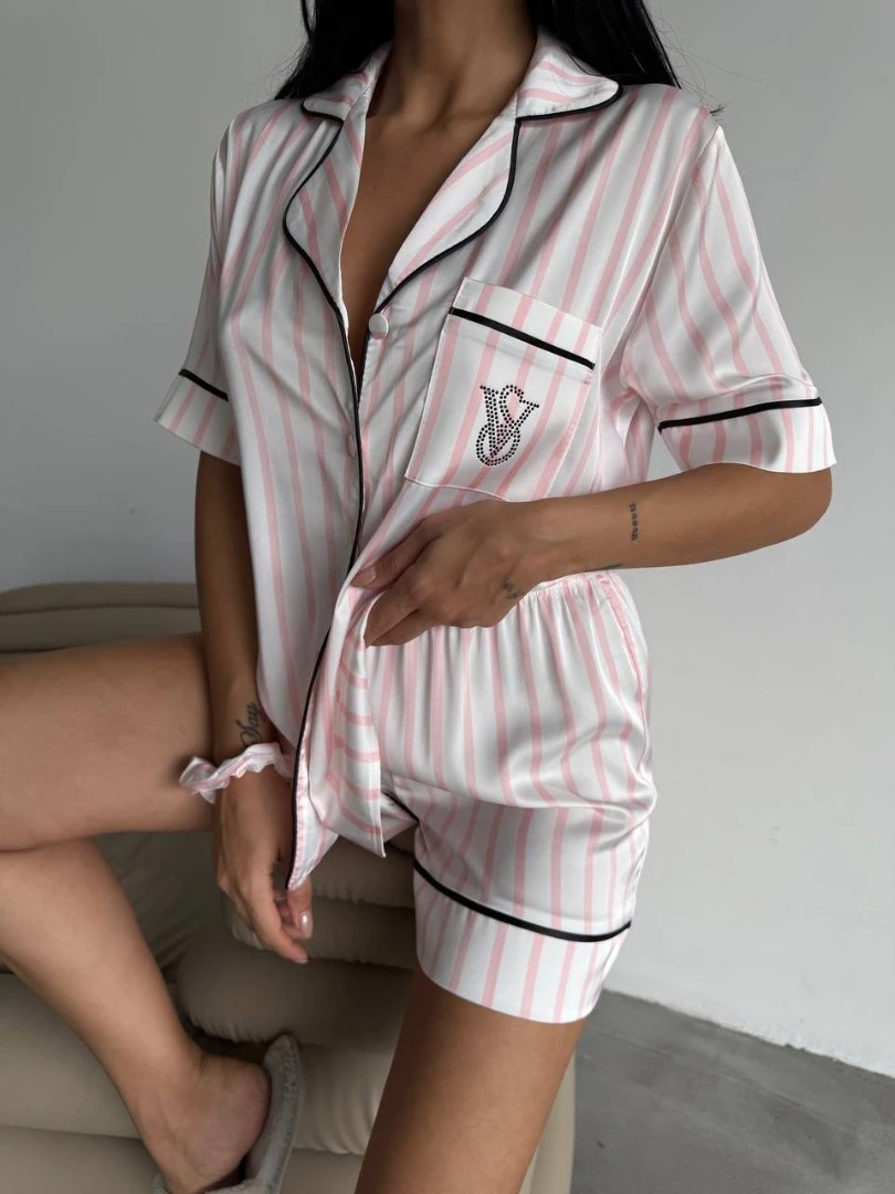 Pijama din satin cu șort și cămașă